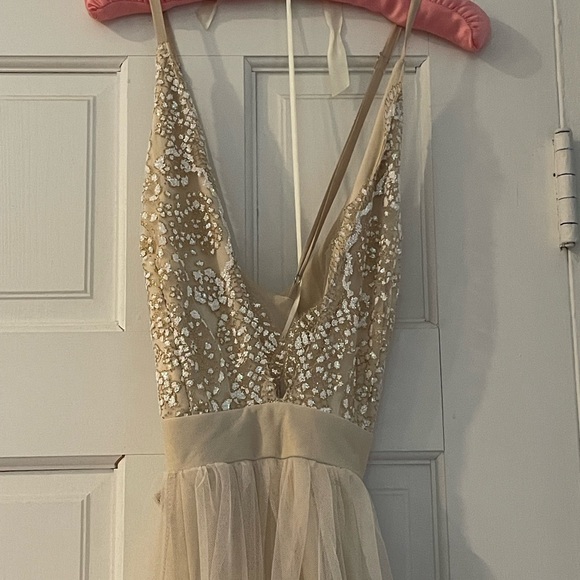 Long sheer ivory gown with lace bodice. - Picture 10 of 10